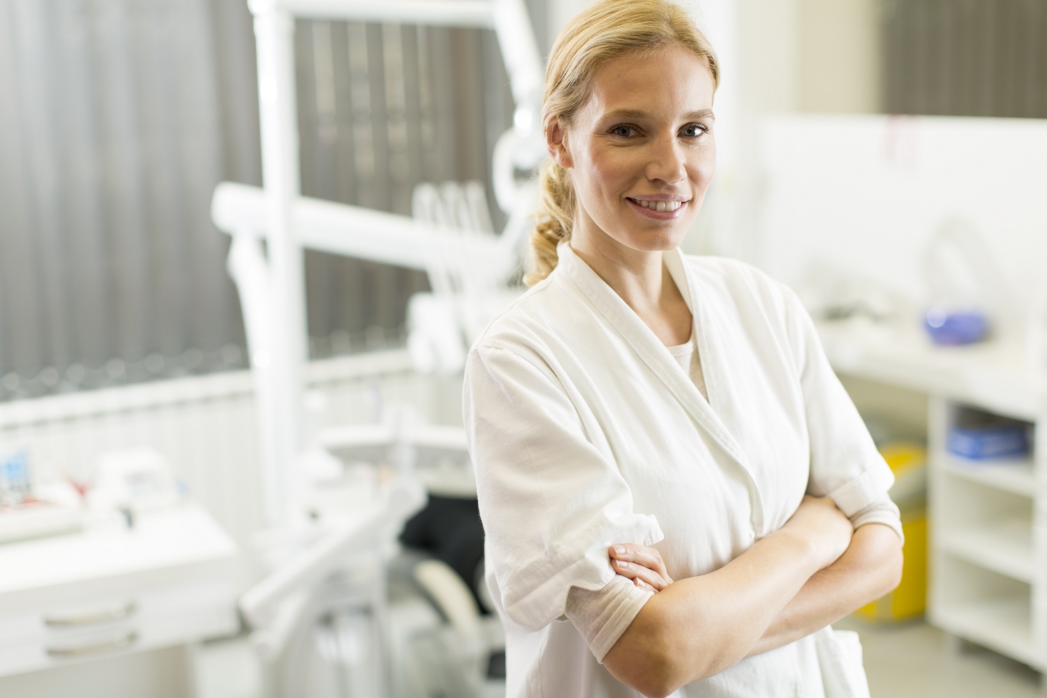 Female Dentist - C. A. Nova Contábil